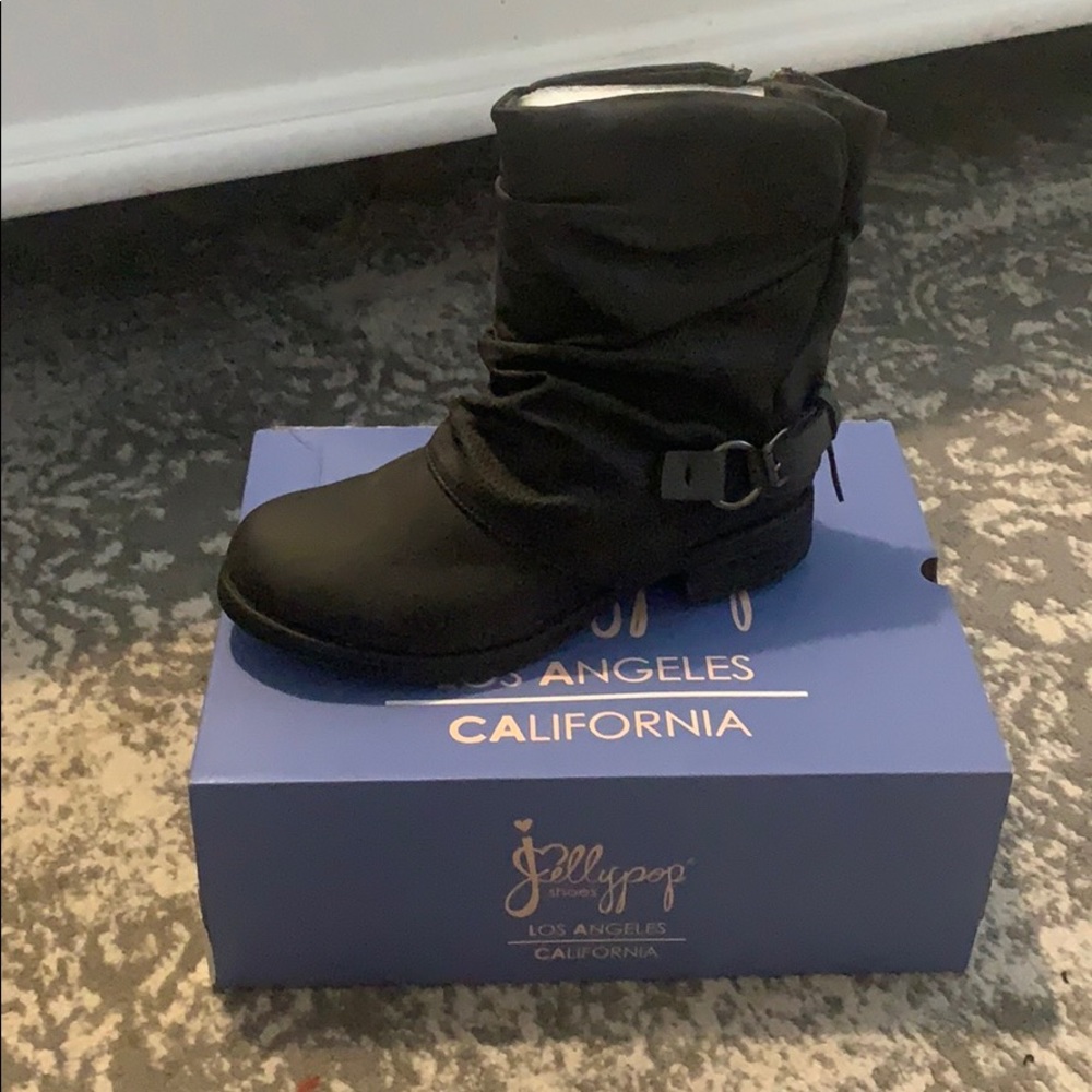 NEW short boot